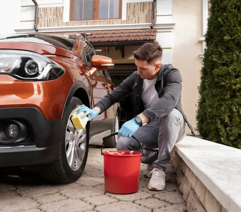 Lavage auto à domicile Beaune-la-Rolande : professionnel intervenant sur un véhicule